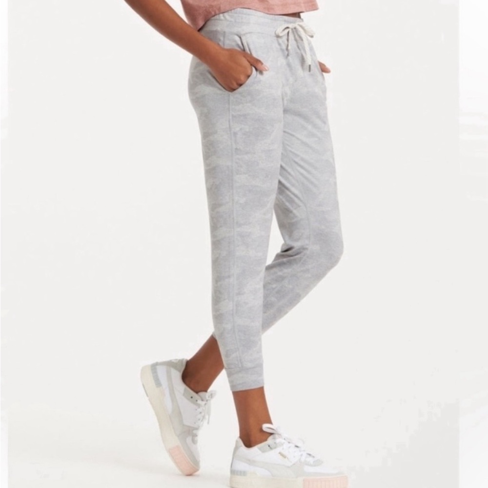 Vuori Size Large Light Gray Camo Performance Joggers NWOT
